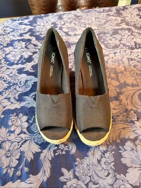 TOMS Black Canvas Open-Toe Espadrille Wedges like new